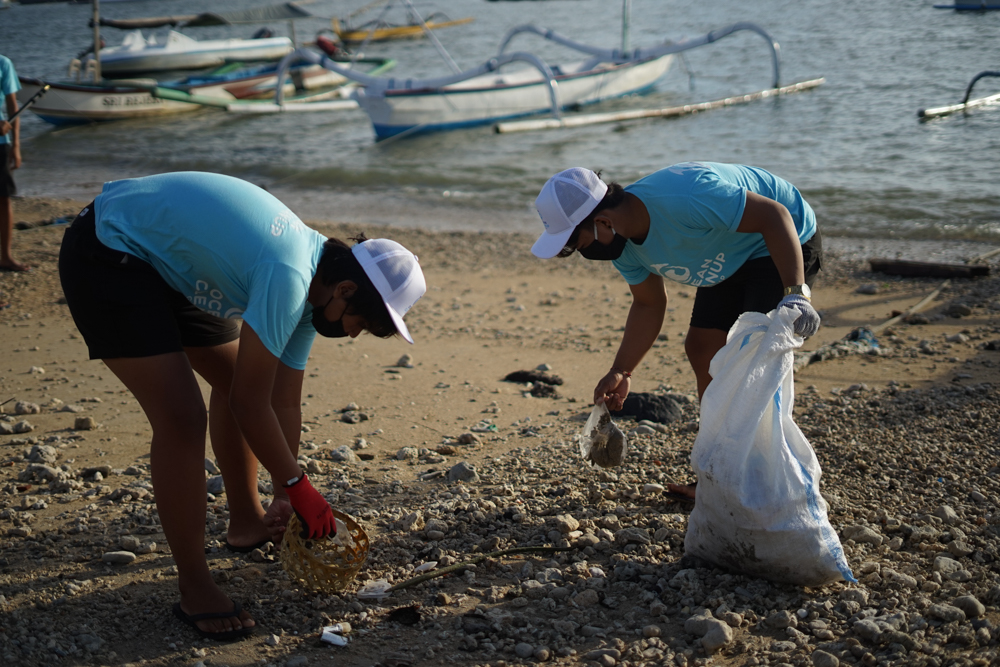 Two-ocean-lovers-volunteer-at-beach-cleanup-day